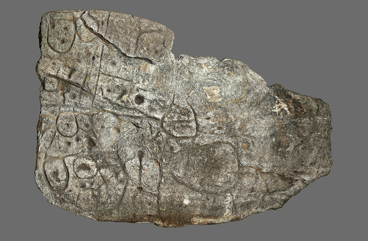 Las marcas en esta losa de hace 4.000 años son un mapa del tesoro, y ya sabemos dónde está