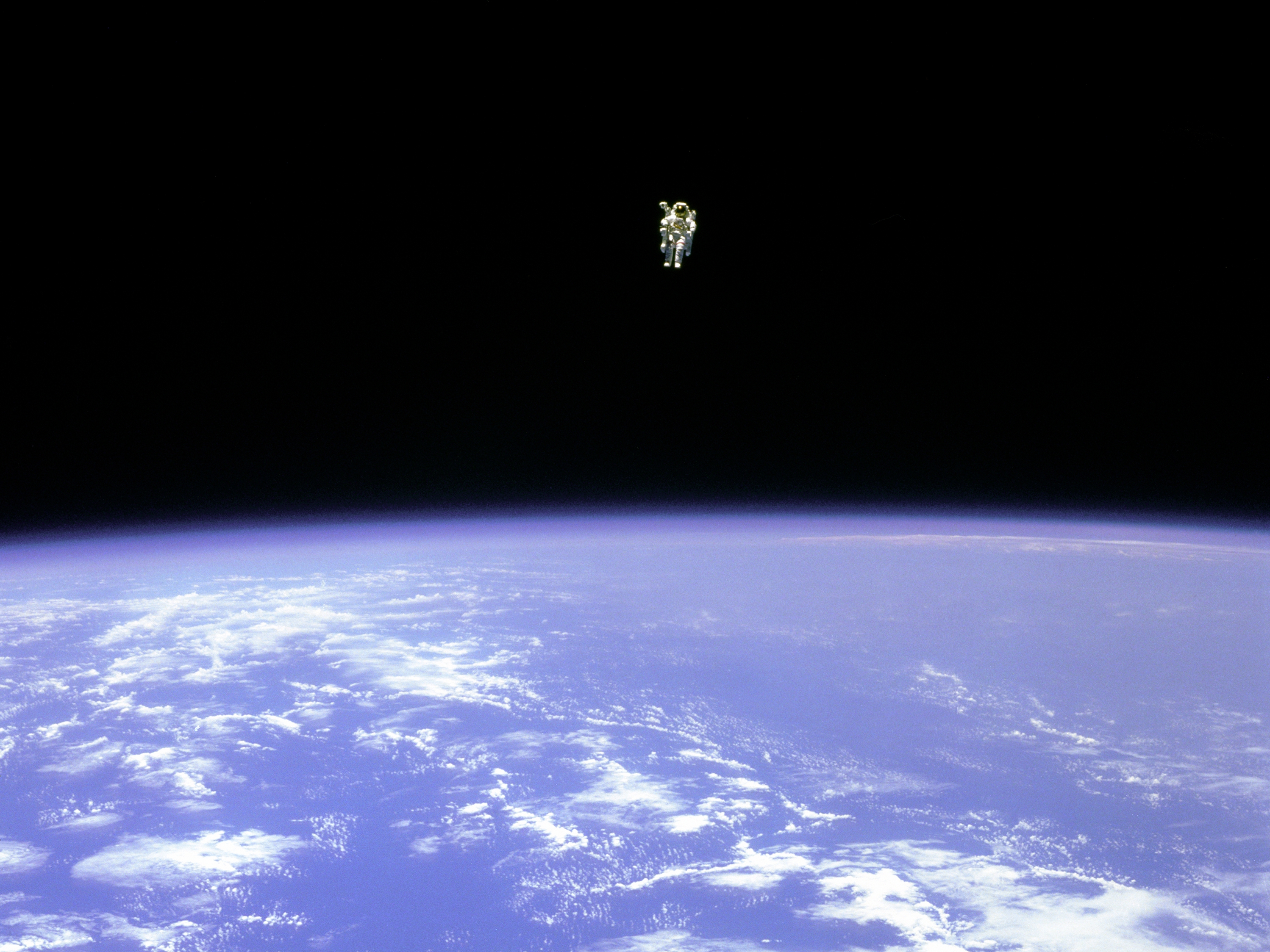 40 años de la foto más sobrecogedora del espacio: cuando Bruce McCandless II realizó el primer paseo espacial sin fijación