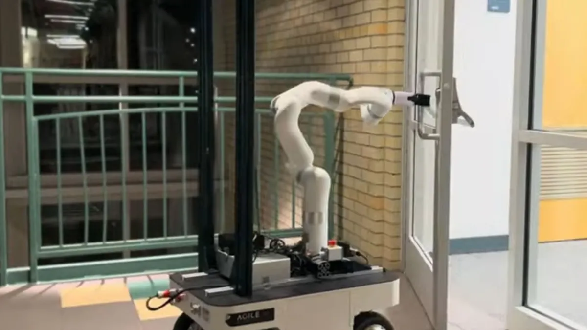 Sueltan un robot con IA en los pasillos de un campus universitario donde nunca había estado. Aprende a abrir casi cualquier puerta