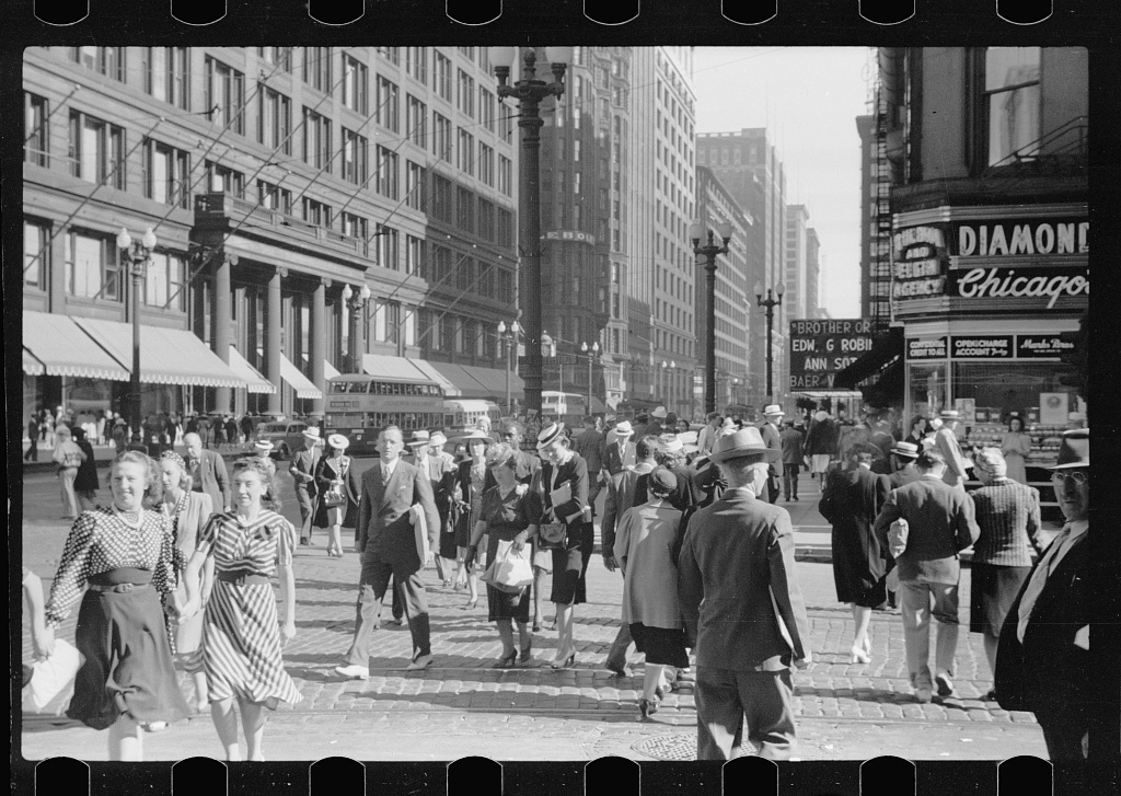 Viaje fascinante al Chicago de los años 40 a través de un vídeo coloreado y remasterizado